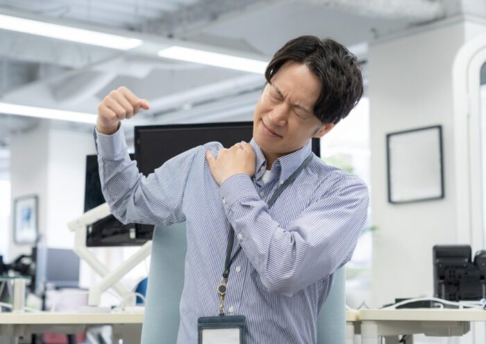 肩が上がらない症状で悩む男性