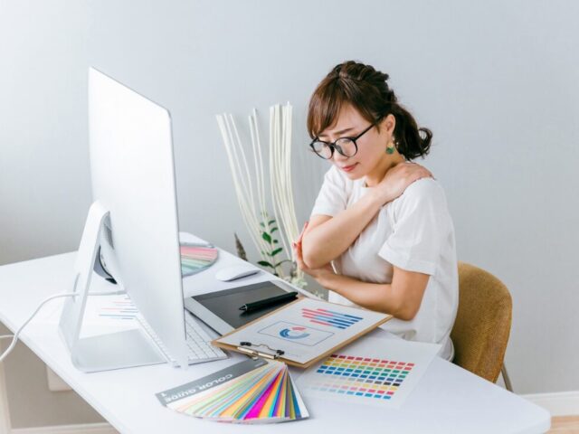 仕事中に息を止めていませんか？呼吸と慢性肩こりの関係