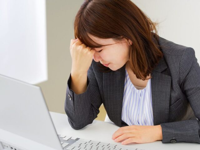 歯を食いしばると肩こりが強くなる？緊張とあごの力みを見直そう