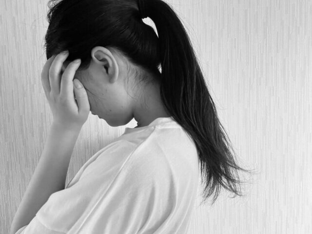 夜の動画視聴で眠れない方へ 自律神経と首肩の負担を見直そう