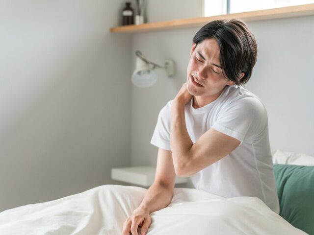 東大阪市で朝から肩こりがつらいのはなぜ？寝ても肩が重い方に知ってほしい原因と整体の考え方