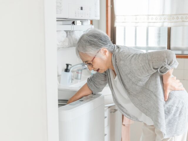 慢性腰痛で洗顔がつらい方へ 朝の前かがみ腰痛を減らす工夫