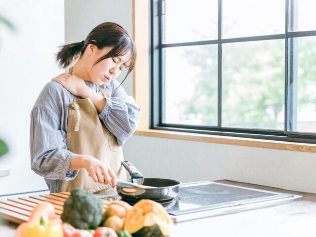 洗い物で首や肩がつらい方へ 慢性肩こりを減らす台所の工夫