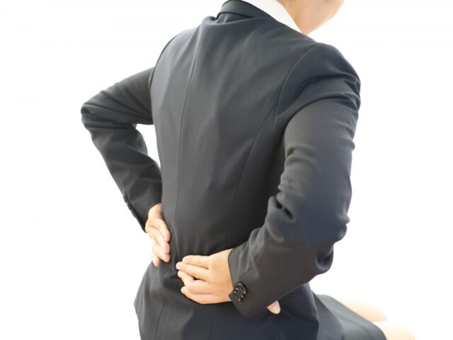 長時間座ると腰が痛い方へ。デスクワーク腰痛を全身から考える