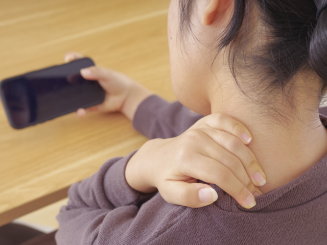 交通事故後にスマホを見ると首が痛い方へ 下向き姿勢を続けない工夫