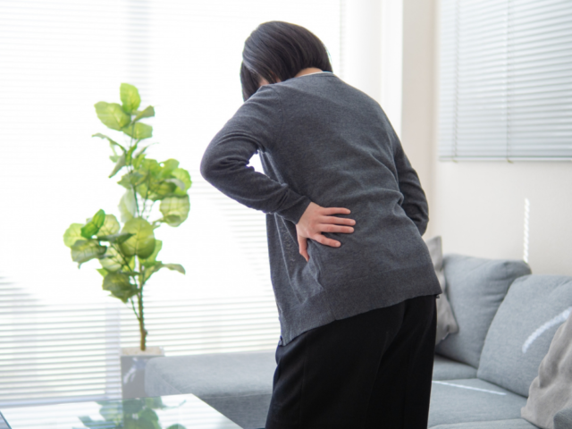ぎっくり腰は病院と整骨院どちらへ行く？急性腰痛の相談先